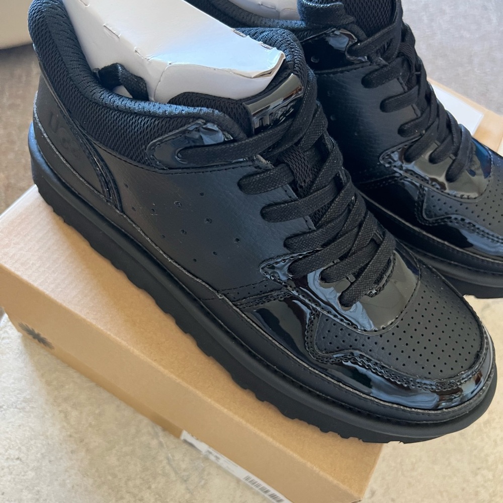 UGG BLACK HIGHLAND SNEAKER SIZE 9.5 WOMEN… AUTHENTIC…